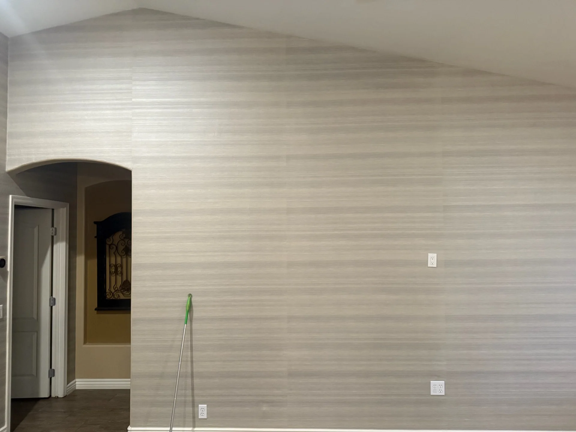 Wallpaper installation project Reseda